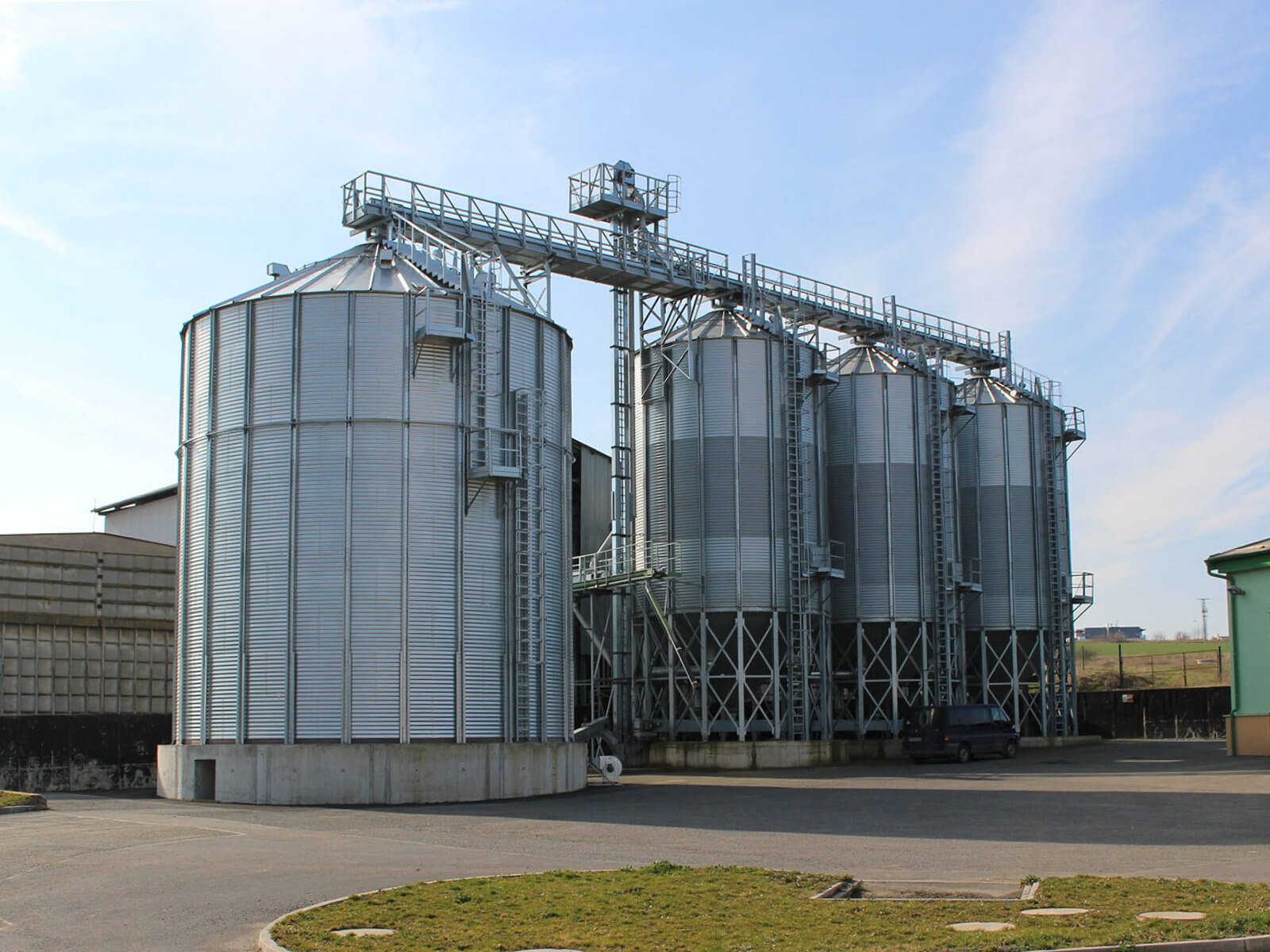 Posklizňová linka  a sila od společnosti Zemont pro Agrofarma Litice